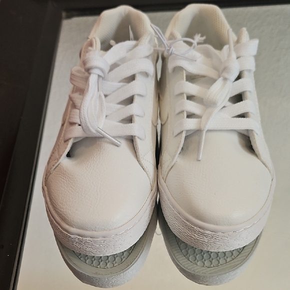 Children's Place White Lace-Up Sneakers Kids SIZE 4 - Picture 7 of 8